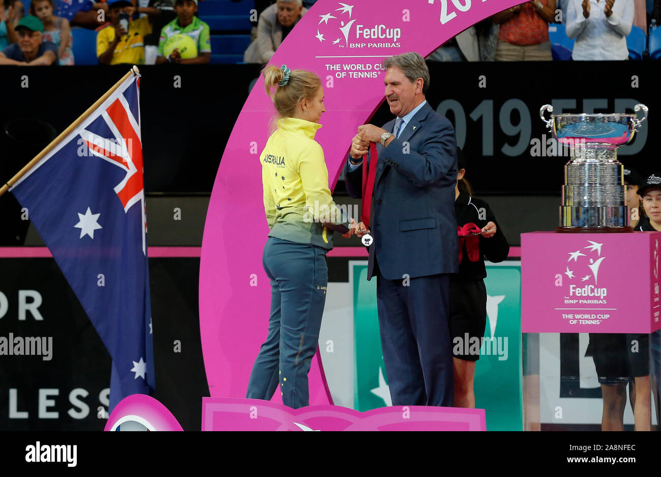 Perth, Australie. 10 Nov, 2019. 10 novembre 2019 RAC ; Arena, Perth, Australie occidentale, Australie ; Fed Cup par BNP Paribas Tennis finale, l'Australie contre la France ; Daria Gavrilova de l'Australie reçoit sa médaille gagnants suivants : Action Crédit utilisation éditoriale Plus Sport Images/Alamy Live News Banque D'Images