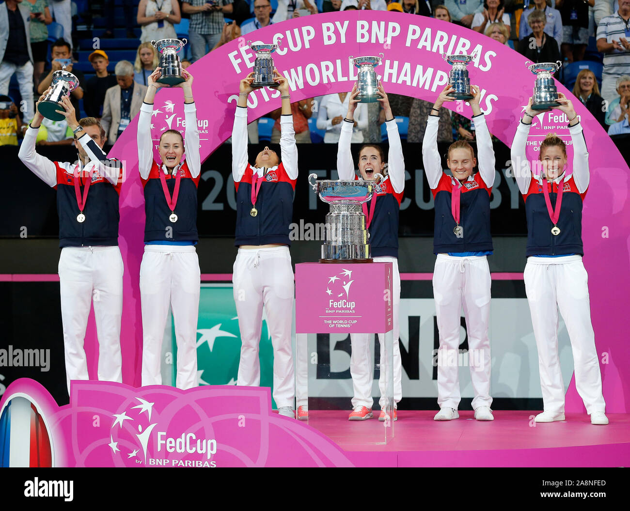 Perth, Australie. 10 Nov, 2019. 10 novembre 2019 RAC ; Arena, Perth, Australie occidentale, Australie ; Fed Cup par BNP Paribas Tennis finale, l'Australie et la France ; la France l'équipe de célébrer l'obtention de la Fed Cup contre l'Australie 3 à 2 caoutchoucs Crédit : utilisation éditoriale Plus Sport Action Images/Alamy Live News Banque D'Images