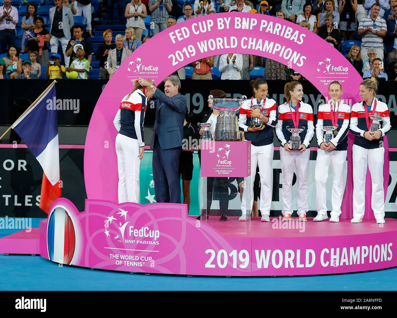 Perth, Australie. 10 Nov, 2019. 10 novembre 2019 RAC ; Arena, Perth, Australie occidentale, Australie ; Fed Cup par BNP Paribas Tennis finale, l'Australie contre la France ; Kristina Mladenivic de France, reçoit sa médaille de Fed Cup Crédit : utilisation éditoriale Plus Sport Action Images/Alamy Live News Banque D'Images