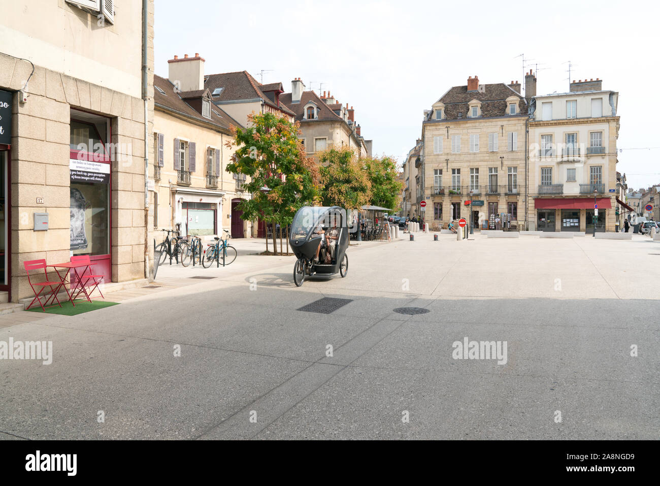 Dijon, Bourgogne / France - 27 août 2019 : electric bicycle taxi transport de personnes âgées à travers la vieille ville historique de Dijon en Bourgogne Banque D'Images