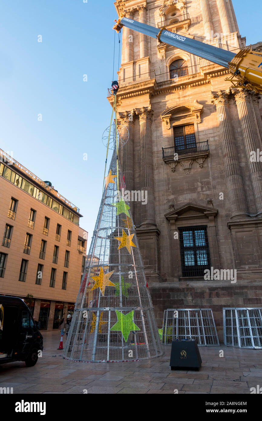 Décoration d'arbre de Noël, est installé à côté de la cathédrale, ville de Malaga, 2019, Andalousie, Espagne. Banque D'Images