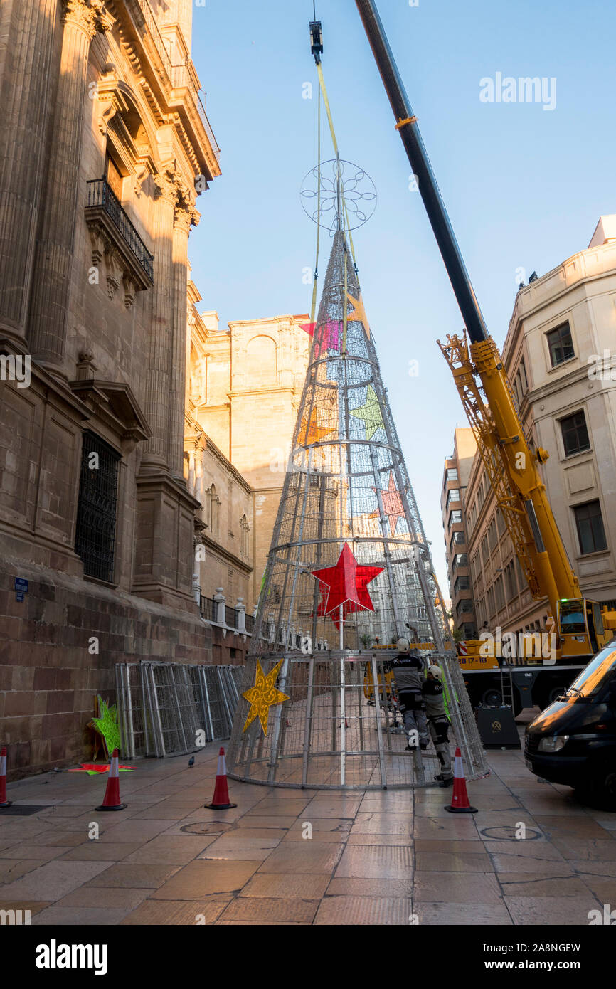 Décoration d'arbre de Noël, est installé à côté de la cathédrale, ville de Malaga, 2019, Andalousie, Espagne. Banque D'Images