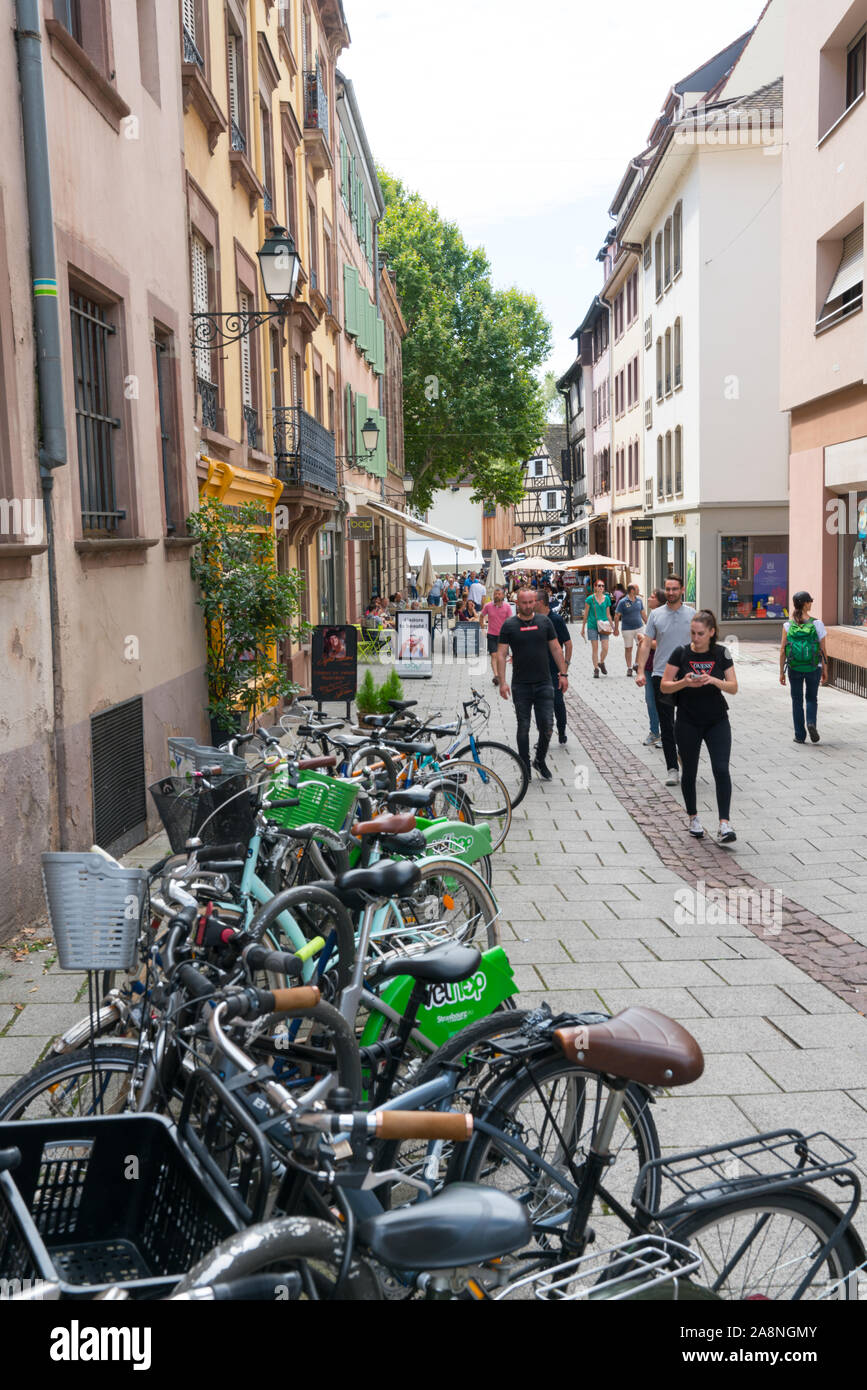 Strasbourg, Bas-Rhin / France - 10 août 2019 : les rues animées de la vieille ville historique de Strasbourg rempli de touristes en plein été Banque D'Images