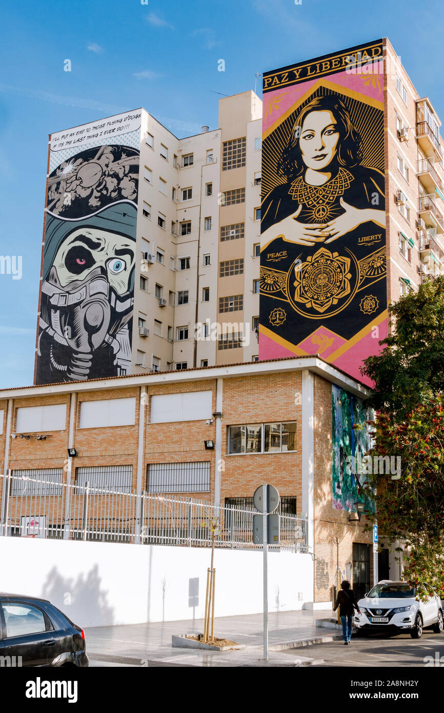 Peintures de D Face (l) en obéir à Shepard Fairey (r) à Malaga Soho sur bâtiments, art district, Andalousie, espagne. Banque D'Images