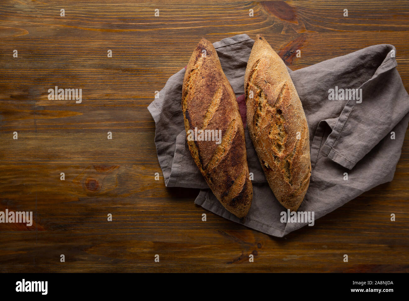 Deux miche de pain artisanal Vue de dessus sur fond de bois Banque D'Images