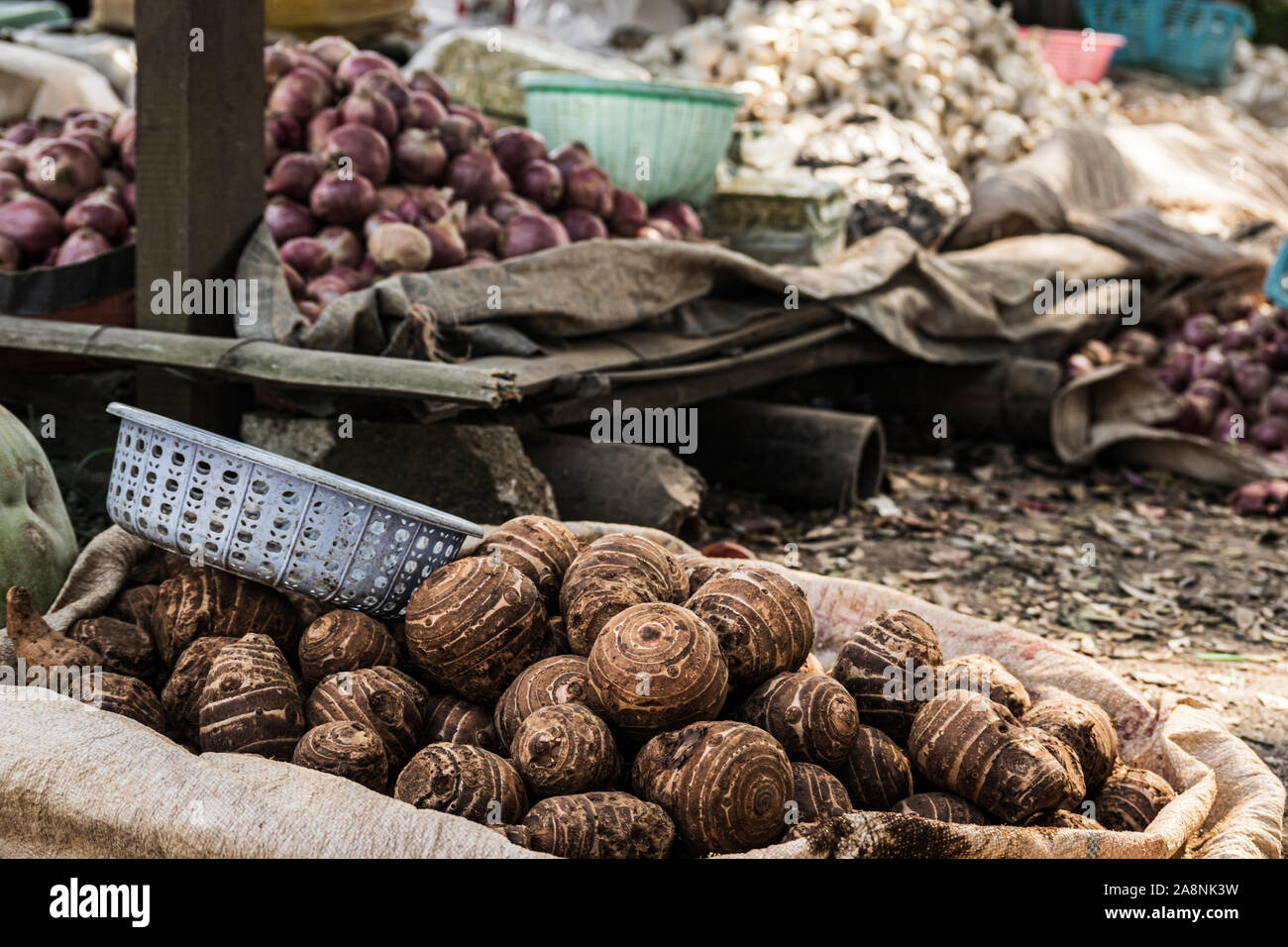 Des produits locaux au marché hebdomadaire de Loikaw, Myanmar (Birmanie). Banque D'Images