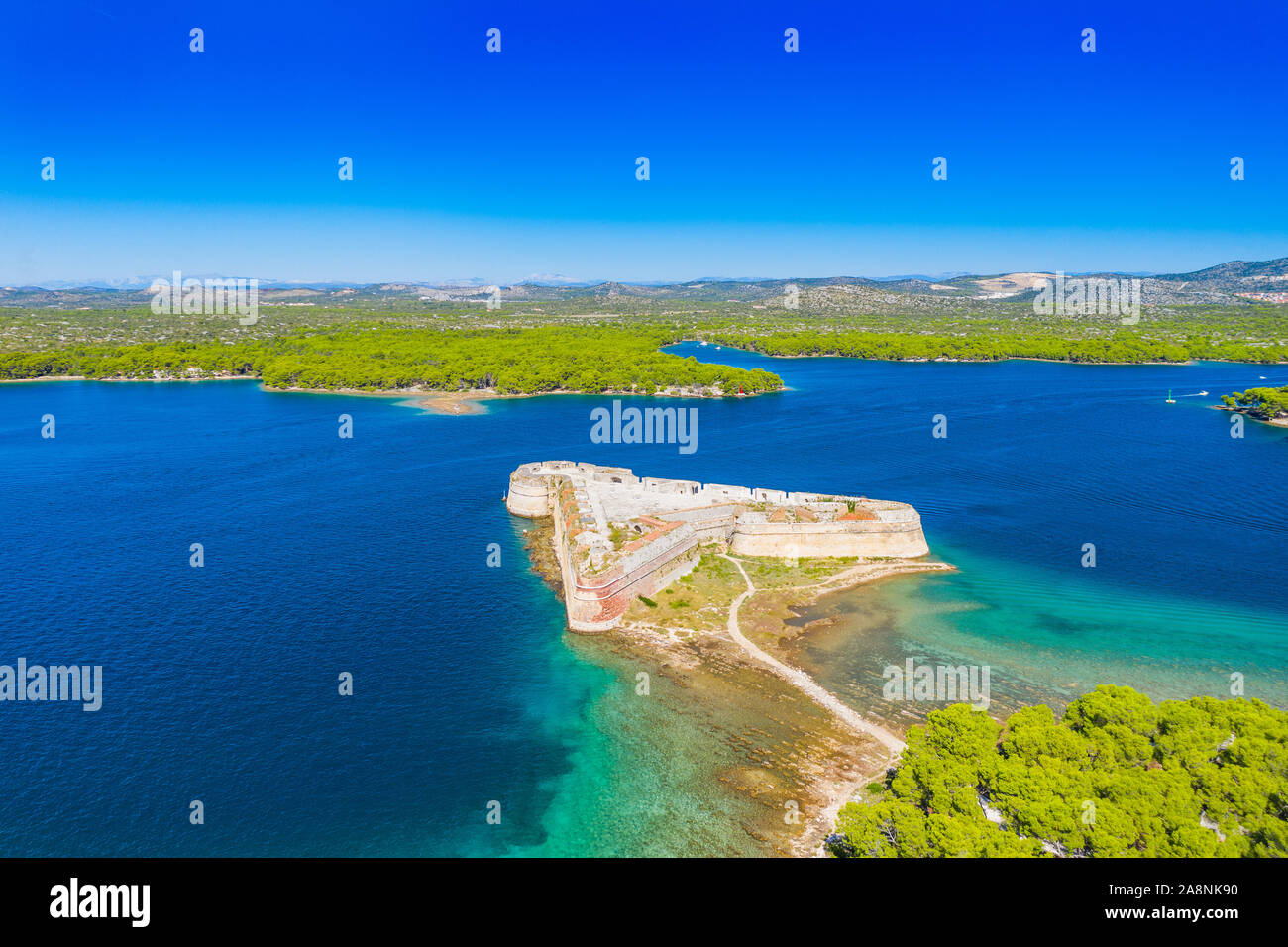 Saint Nicholas forteresse à l'entrée de la baie de Sibenik, Croatie, Dalmatie, drone vue aérienne du littoral marin bleu Banque D'Images
