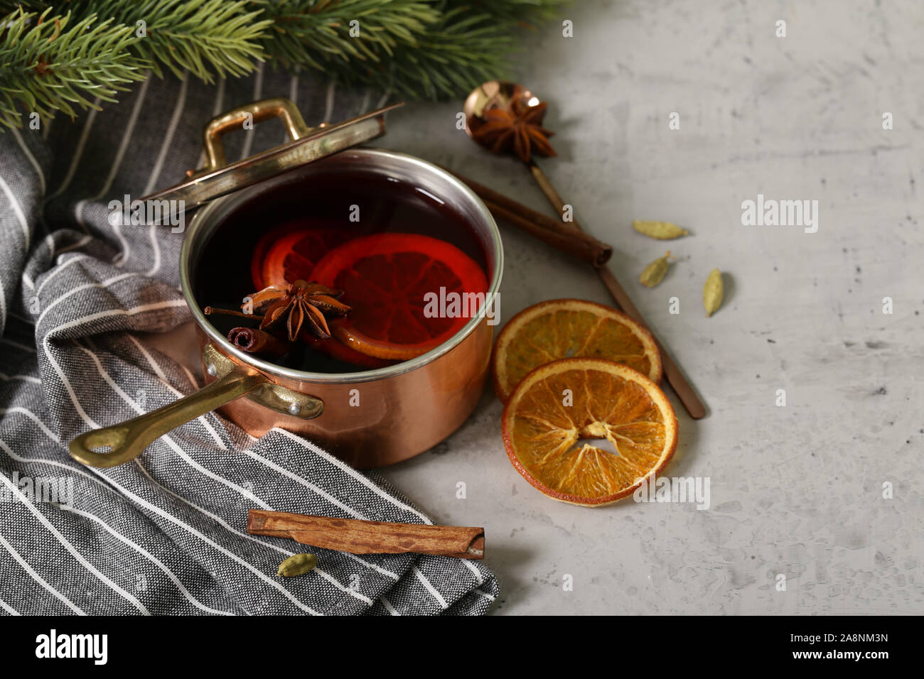 Vin chaud aux épices et d'Orange, boisson hiver noël Banque D'Images