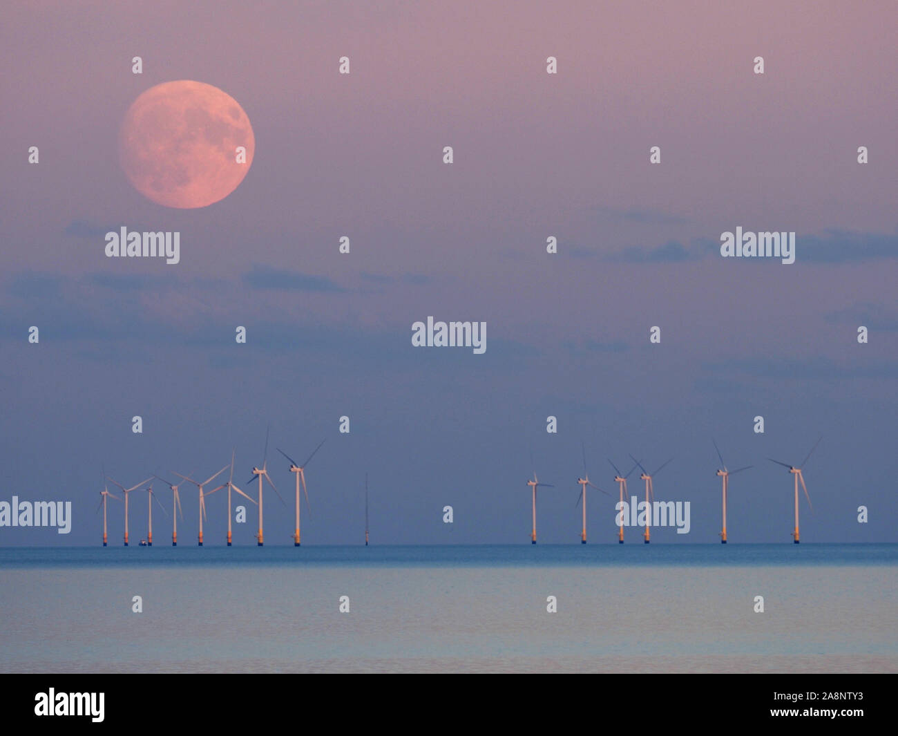 Minster sur Mer, Kent, UK. 10 novembre, 2019. Royaume-uni : la Météo près de pleine lune se lever au-dessus de la Kentish Flats windfarm vus de Minster sur Mer, Kent. Credit : James Bell/Alamy Live News Banque D'Images