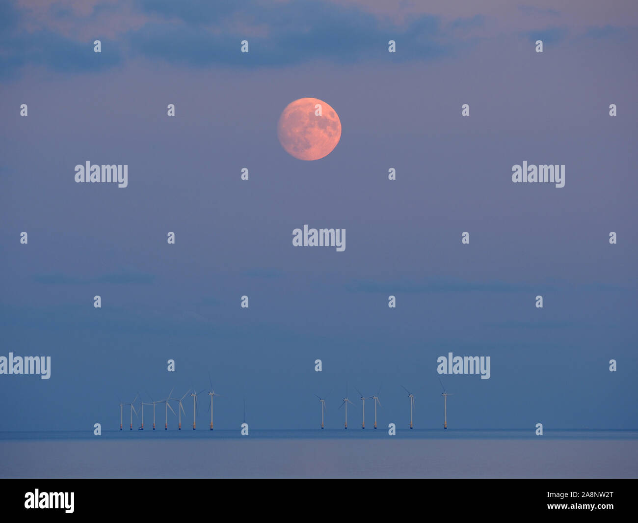 Minster sur Mer, Kent, UK. 10 novembre, 2019. Royaume-uni : la Météo près de pleine lune se lever au-dessus de la Kentish Flats windfarm vus de Minster sur Mer, Kent. Credit : James Bell/Alamy Live News Banque D'Images