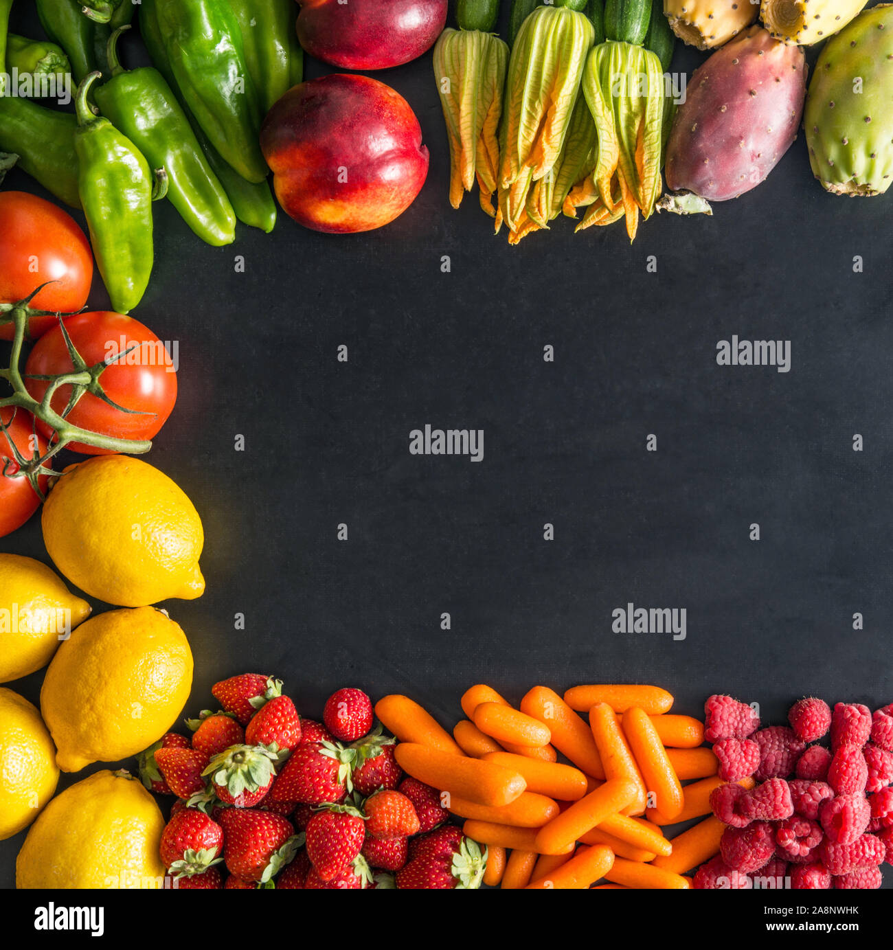 Les fruits et légumes sur fond noir Banque D'Images