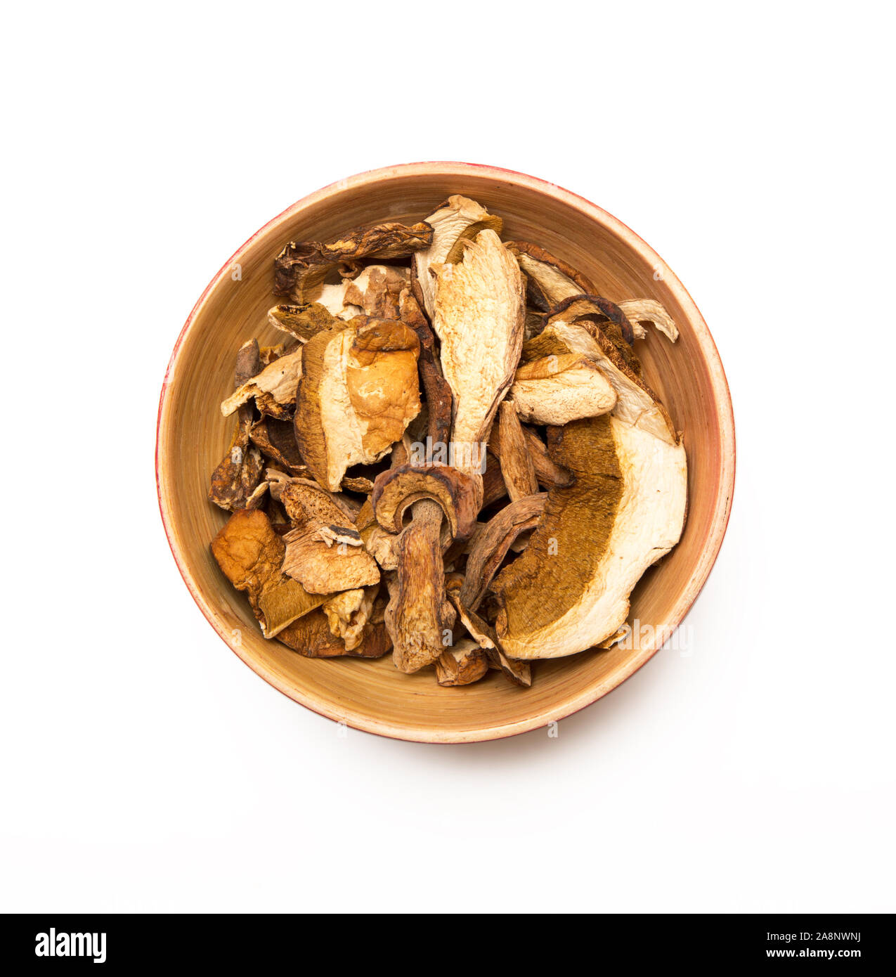 Bol avec champignons secs sur fond sombre Banque D'Images