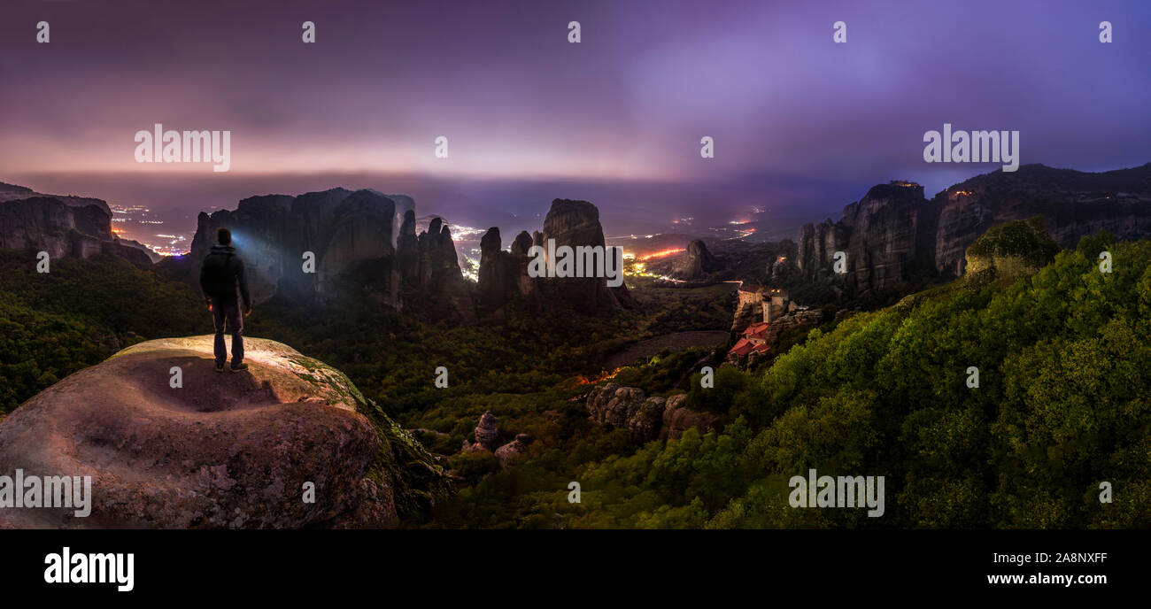 Randonnée nocturne dans les météores grecques - montagnes surplombant château-comme les monastères Banque D'Images