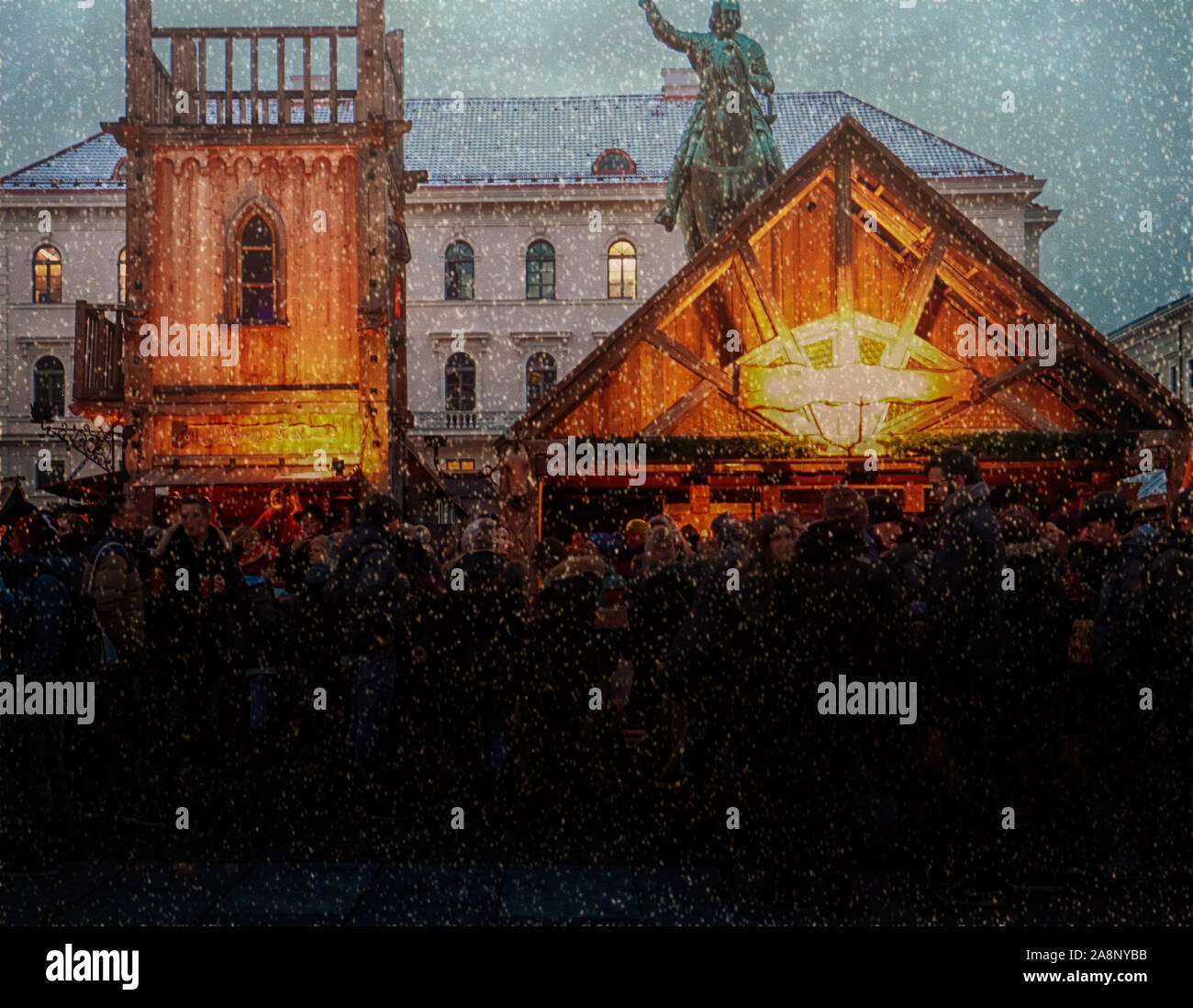 Munich, Allemagne - Marché de Noël médiéval à Wittelsbacherplatz sous les chutes de neige à nuit Banque D'Images