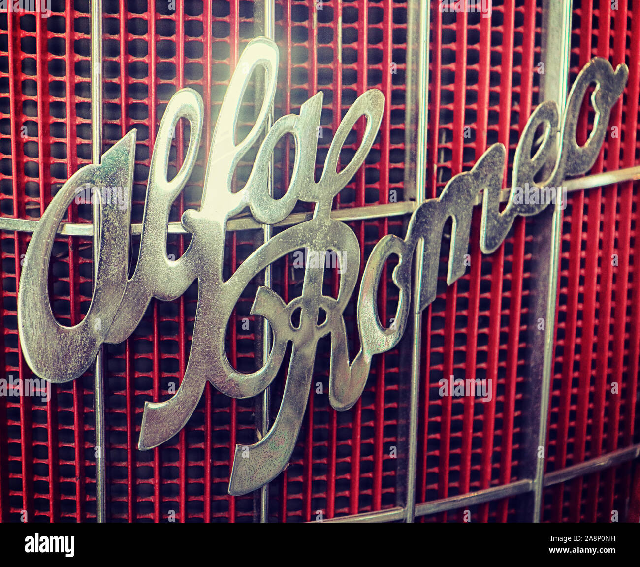 Vintage brillant argent Alfa Romeo logo sur la calandre rouge Banque D'Images