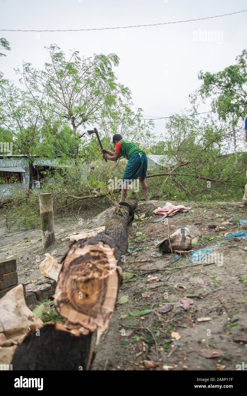 Selon le Département météorologique du Bangladesh, le Cyclone Bulbul compactage d'une vitesse de vent maximale de 120 kilomètres par heure (75 miles) est sur la bonne voie Banque D'Images