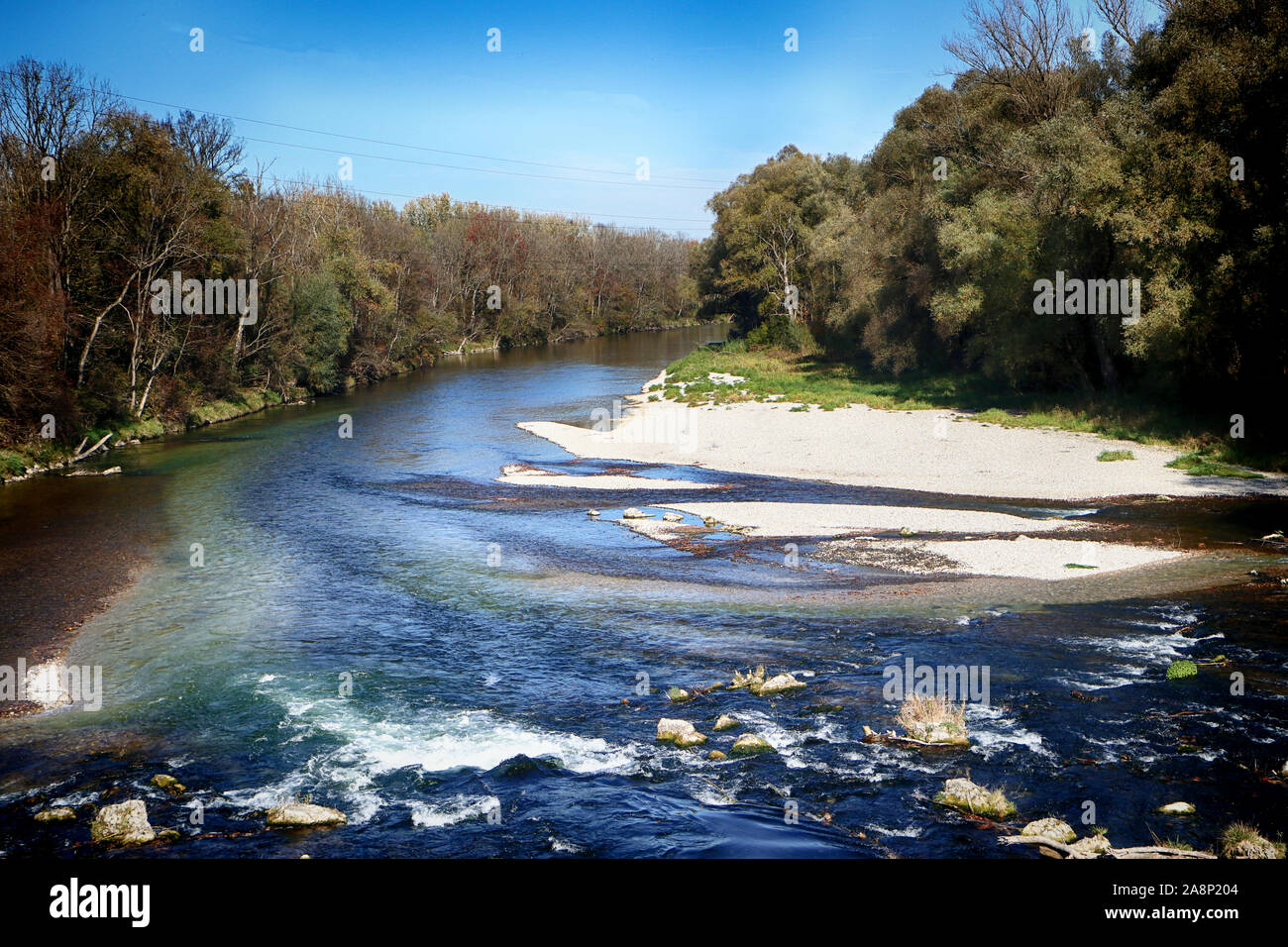La Haute-bavière, parc national Isarauen - Isar river à l'automne, bleu et des eaux propres en milieu protégé et de belles couleurs Banque D'Images