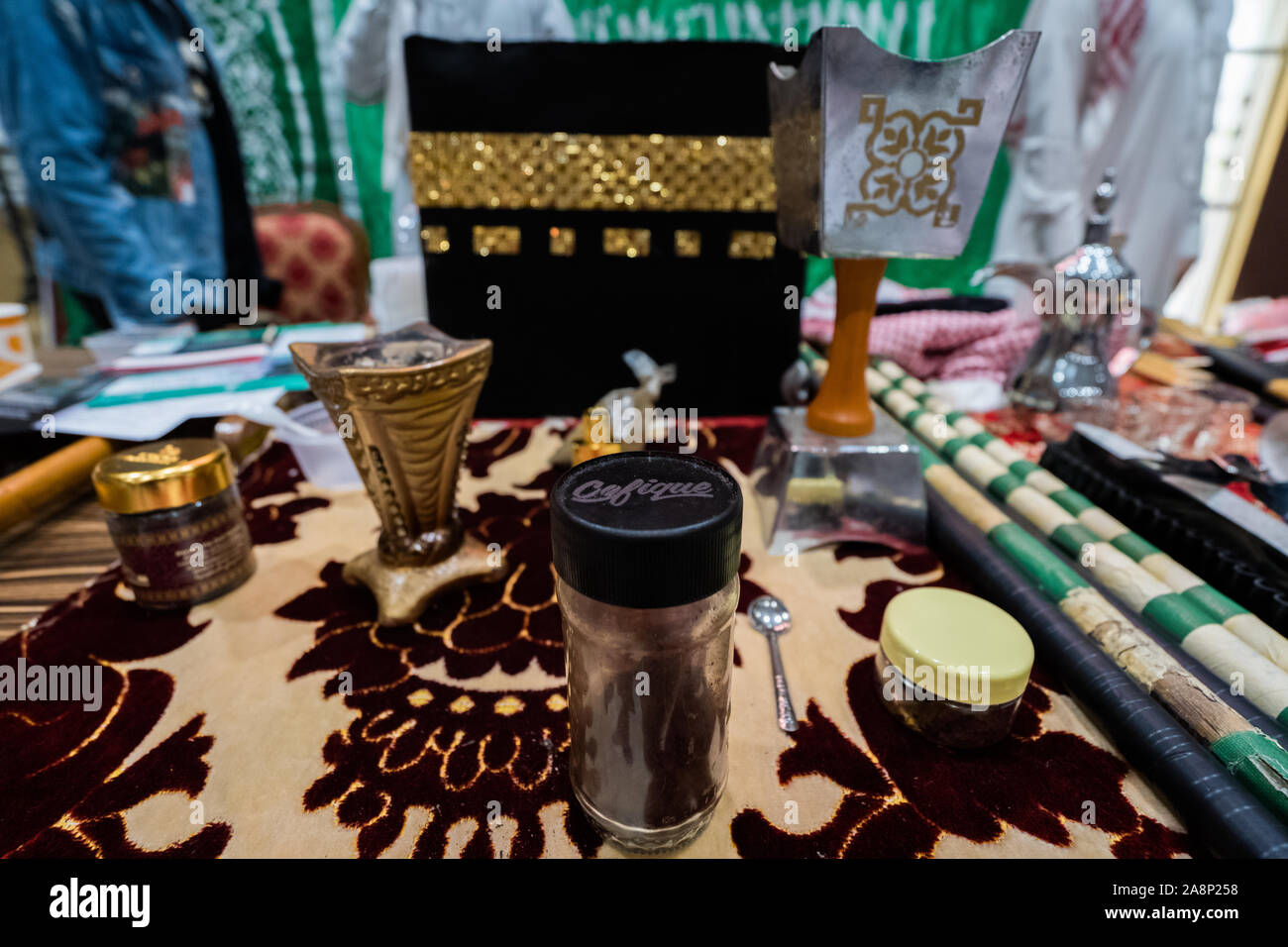Souvenirs de l'Arabie saoudite avec la culture de l'encens et encensoir traditionnel oud et la Kaaba à l'arrière-plan Banque D'Images
