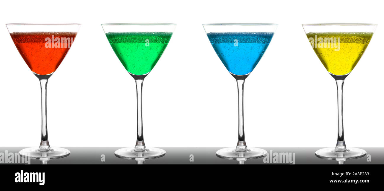 Verres colorés sur fond blanc Banque D'Images