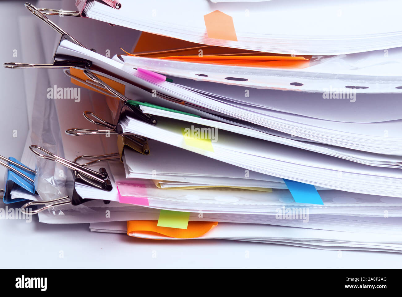 Pile de documents inachevés dans office, pile de rapports d'entreprise, travail du papier Banque D'Images