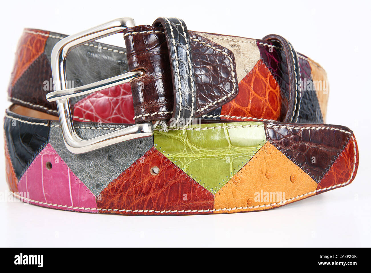 Une ceinture de cuir sur fond blanc Banque D'Images