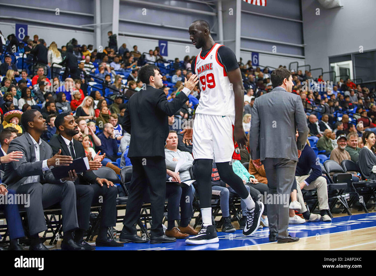 Le 9 novembre 2019, Wilmington, DE, États-Unis d'Amérique : Maine Red Claws Tacko Fall Centre (99) laisse le jeu dans la première moitié d'un G-NBA saison régulière de la ligue de basket-ball entre les sarraus bleus et le Maine Red Claws (Boston Celtics) Samedi, Novembre 09, 2019, lors de la 76ers Fieldhouse dans Wilmington, DE (crédit Image : © Saquan Stimpson/Zuma sur le fil) Banque D'Images