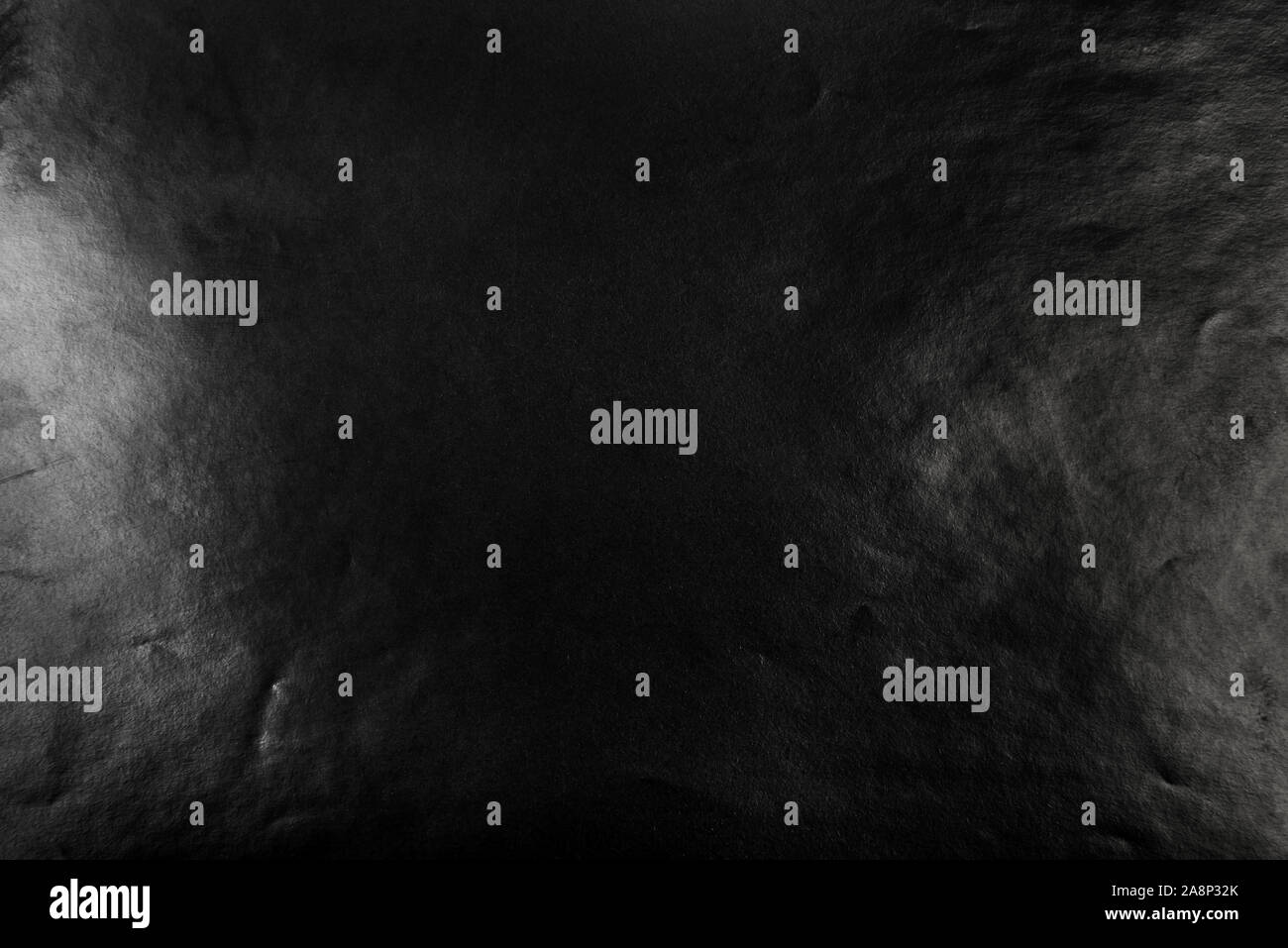 La texture du papier froissé noir avec flare pour le design. Résumé fond sombre Banque D'Images