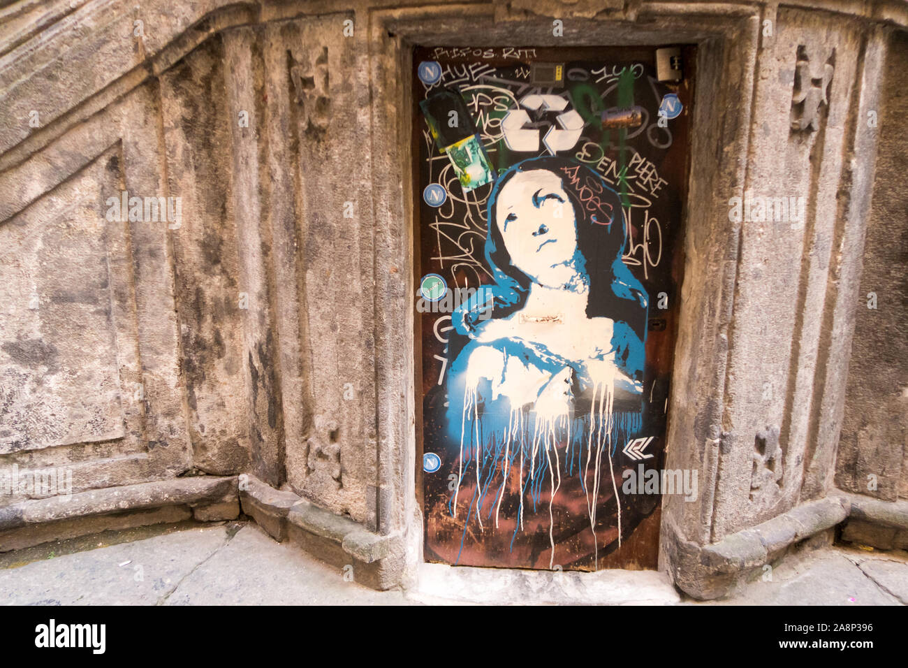 Un graffiti d'une vierge avec un symbole de recyclage au-dessus de sa tête Banque D'Images