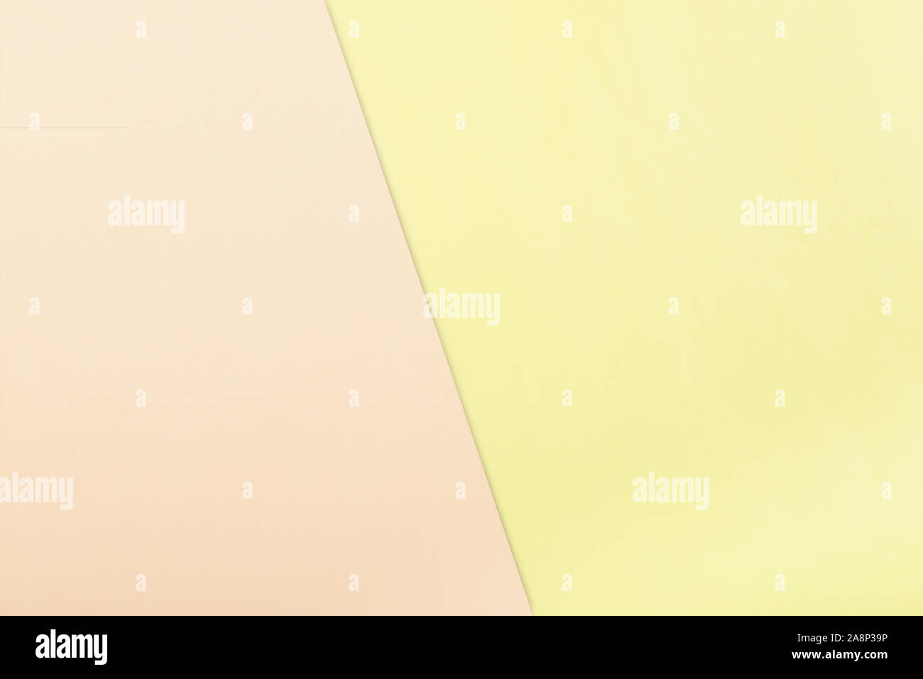 Papier couleur arrière-plan. Deux tons pastel - rose et jaune, divisé la ligne d'ombre Banque D'Images