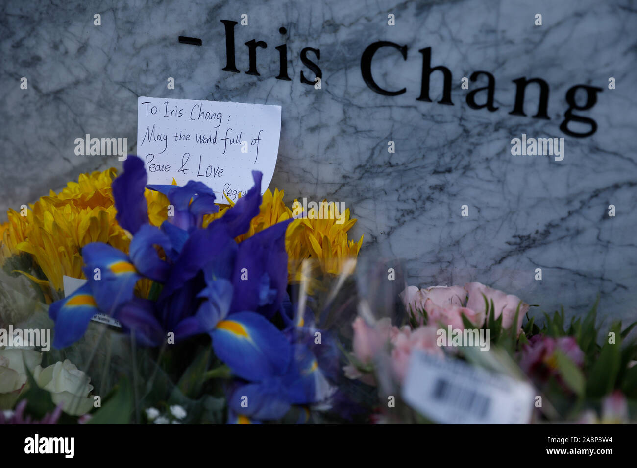 San Jose, États-Unis. 09Th Nov, 2019. Photo prise le 9 novembre 2019 montre un message écrit et présenté aux bouquets de fleurs Iris Chang à un parc commémoratif nommé d'après la fin de l'écrivain sino-américaine à San Jose, en Californie, aux États-Unis. Les villes américaines, San Jose en Californie a dévoilé l'État samedi un parc commémoratif nommé d'après la fin de l'écrivain américaine Iris Chang, qui était réputé pour son livre sur la deuxième guerre mondiale, l'histoire, y compris l'invasion japonaise de la Chine. Les 2,6 acres (environ 10 522 mètres carrés) Park dans le nord de San Jose a ouvert au public le 9 novembre, le 15e anniversaire Crédit : Xinhua/Alamy vivre Banque D'Images