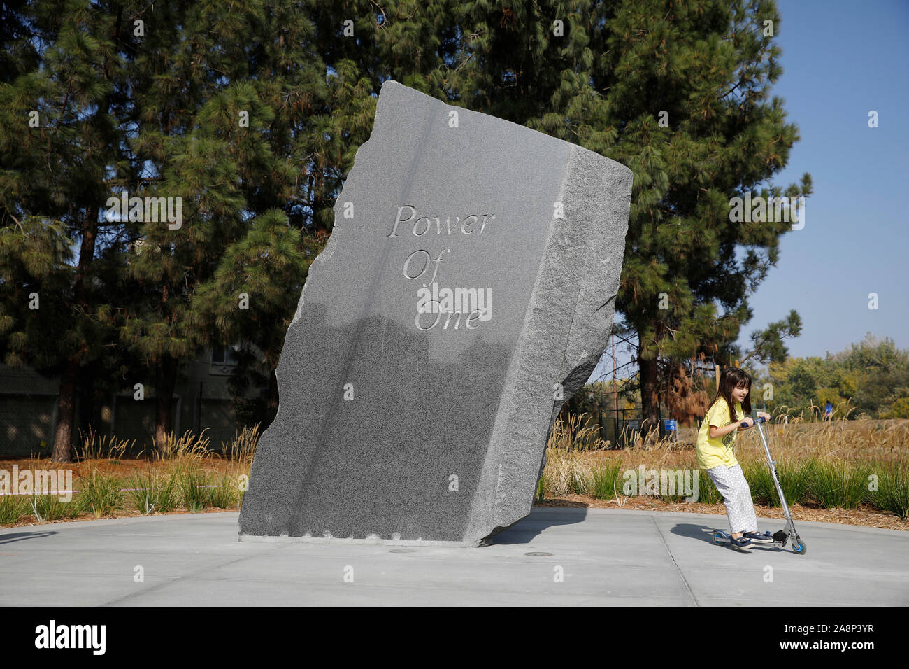 San Jose, États-Unis. 09Th Nov, 2019. Une fille joue avec un scooter de coup à un parc commémoratif nommé d'après la fin de l'écrivain américaine Iris Chang à San Jose, Californie, États-Unis, 9 novembre 2019. Les villes américaines, San Jose en Californie a dévoilé l'État samedi un parc commémoratif nommé d'après la fin de l'écrivain américaine Iris Chang, qui était réputé pour son livre sur la deuxième guerre mondiale, l'histoire, y compris l'invasion japonaise de la Chine. Les 2,6 acres (environ 10 522 mètres carrés) Park dans le nord de San Jose a ouvert au public le 9 novembre, le 15e anniversaire de la mort d'Iris Chang, auteur de la photo : Xinhua/Alamy vivre Banque D'Images