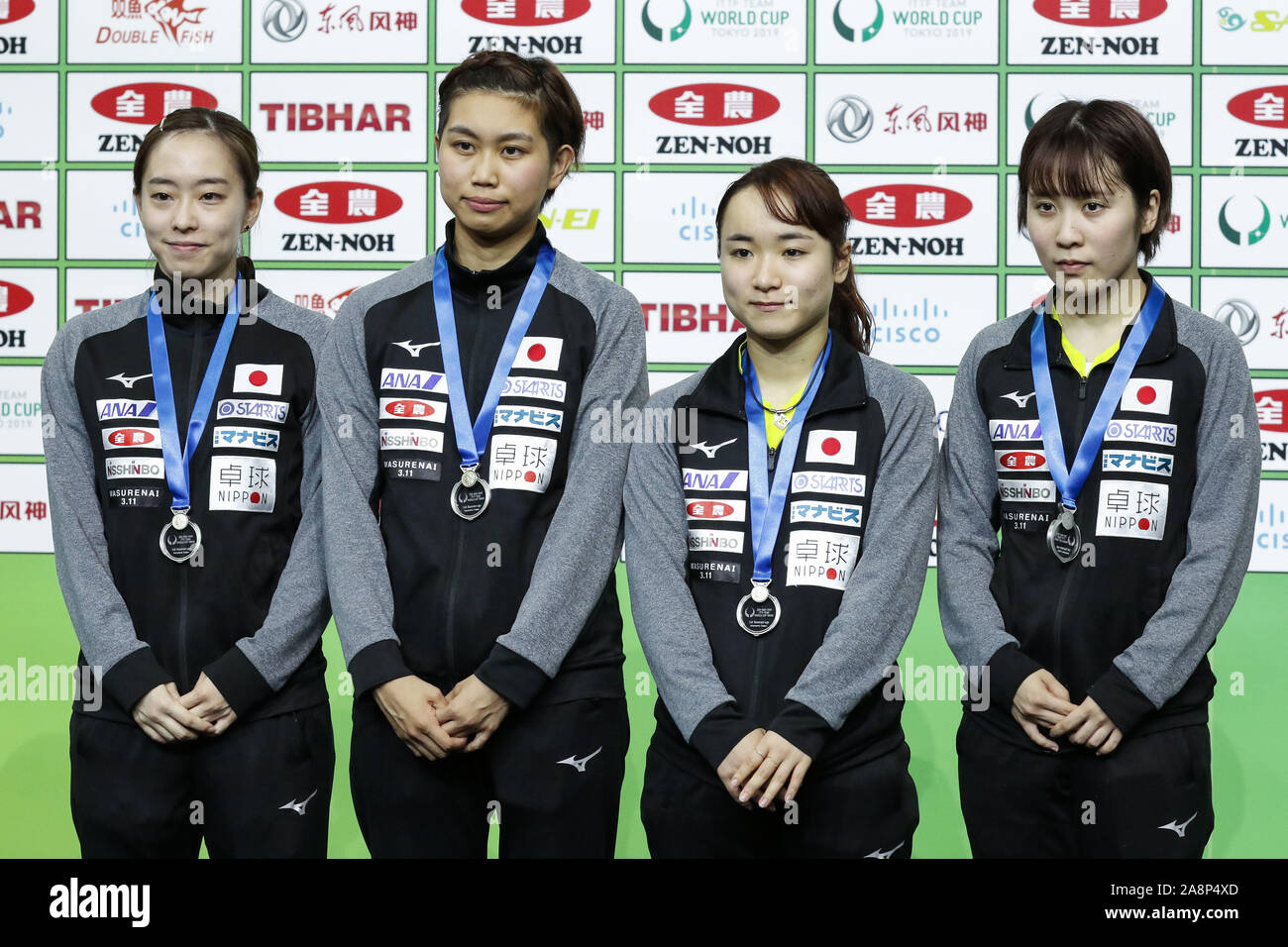 Tokyo, Japon. 10 Nov, 2019. L'équipe du Japon pour les caméras pose pendant la cérémonie de remise des prix après avoir perdu contre la Chine au cours de la Fédération Internationale de Tennis de Table (ITTF) Coupe du Monde Tokyo 2019 au Tokyo Metropolitan Gymnasium. La Chine bat le Japon 3-0. Credit : Rodrigo Reyes Marin/ZUMA/Alamy Fil Live News Banque D'Images