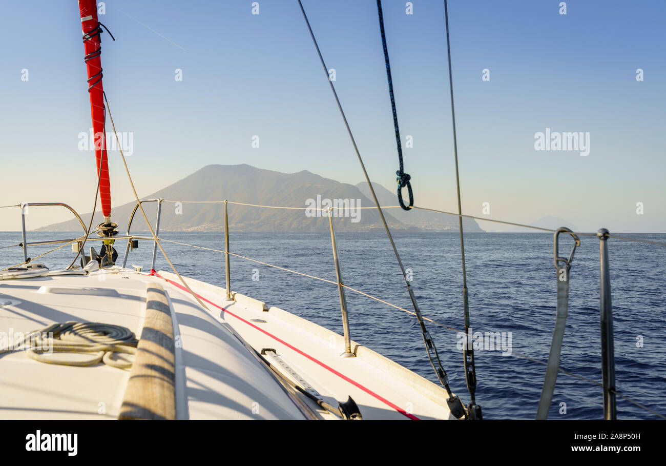 La voile vers l'île de Salina au large de la côte de la Sicile Banque D'Images