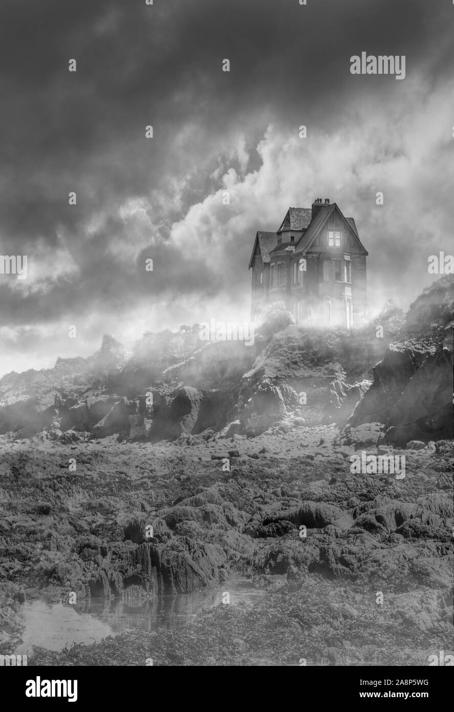 Illustration de l'atmosphère d'un manoir spooky perché sur le bord d'une falaise basse, dans la brume et baigné de lune, adapté à la couverture d'un livre Banque D'Images