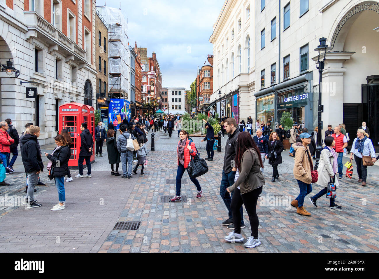 Consommateurs et aux touristes dans la région de James Street, Covent Garden, Londres, UK Banque D'Images