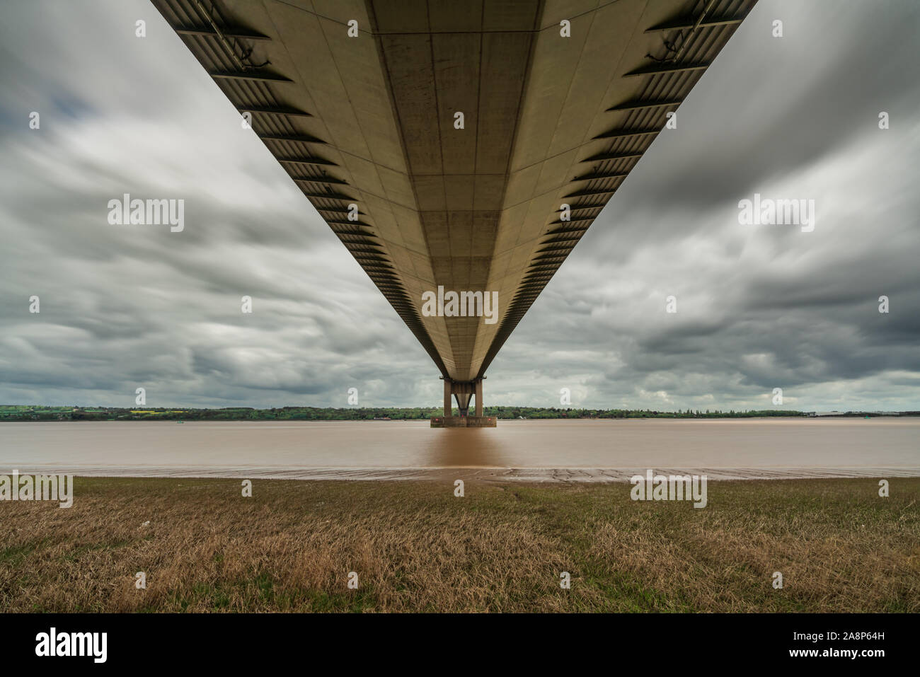 Nuages gris sur le Humber Bridge, vu de Barrow-upon-Humber dans le Nord du Lincolnshire, Angleterre, RU Banque D'Images
