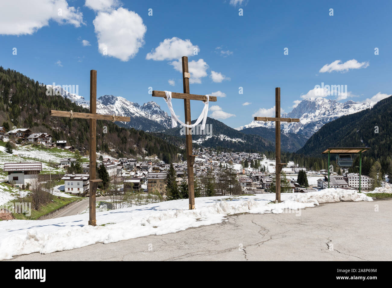 Croix en bois près de l'église Notre Dame Immaculée à Falcade, Dolomites, Vénétie, Italie Banque D'Images