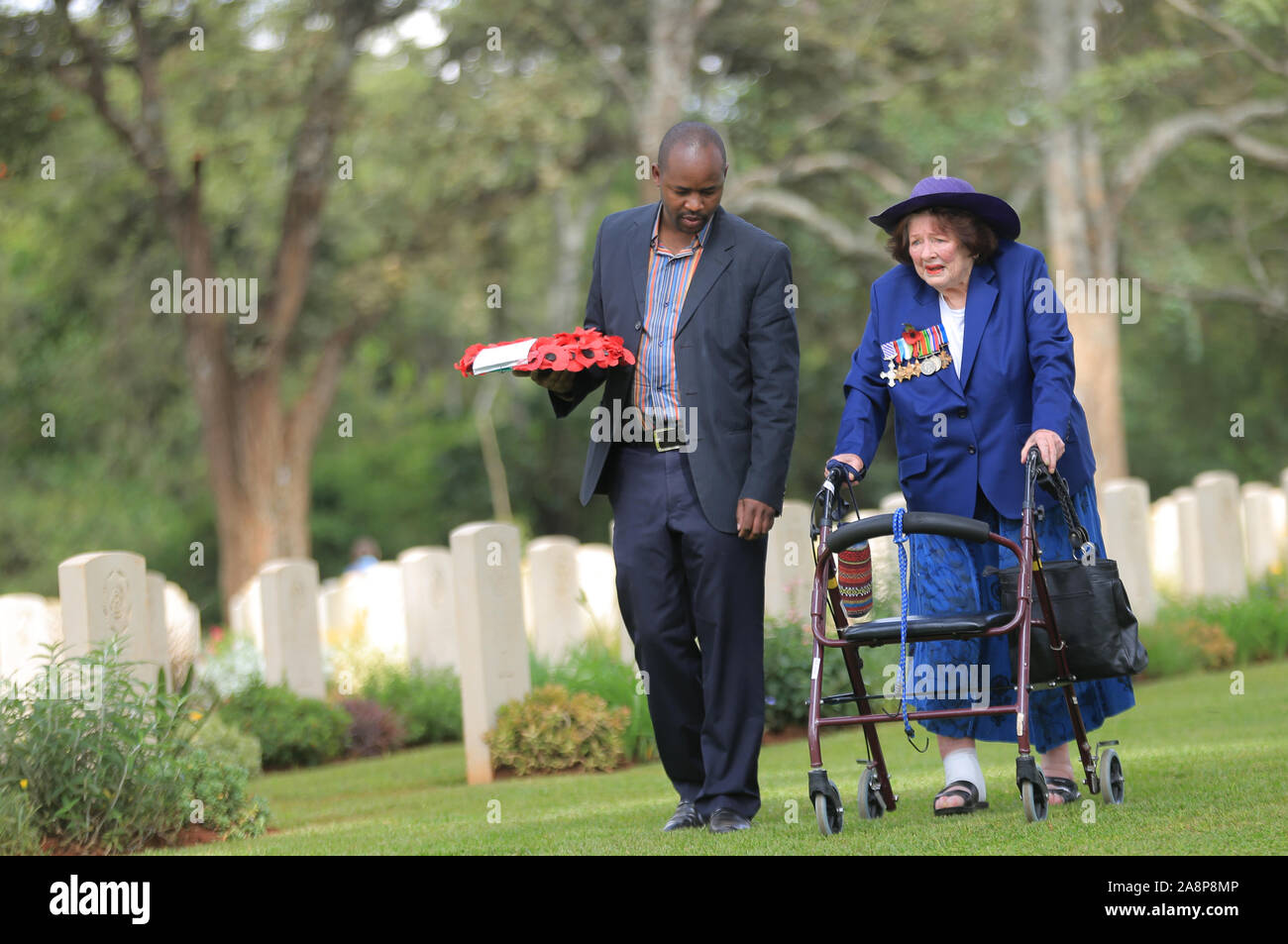 O'Gorman Suzanne Guerre Mondiale arrivant au cours de la cérémonie de commémoration des anciens combattants de la Seconde Guerre mondiale tenue à la Commonwealth War Graves cimetière qui a été ouverte en 1941 par les autorités militaires. Il contient 1 952 sépultures du Commonwealth de la Seconde Guerre mondiale, dont 11 sont identifiés. Nairobi est le siège de la Force de l'Afrique de l'Est. Banque D'Images