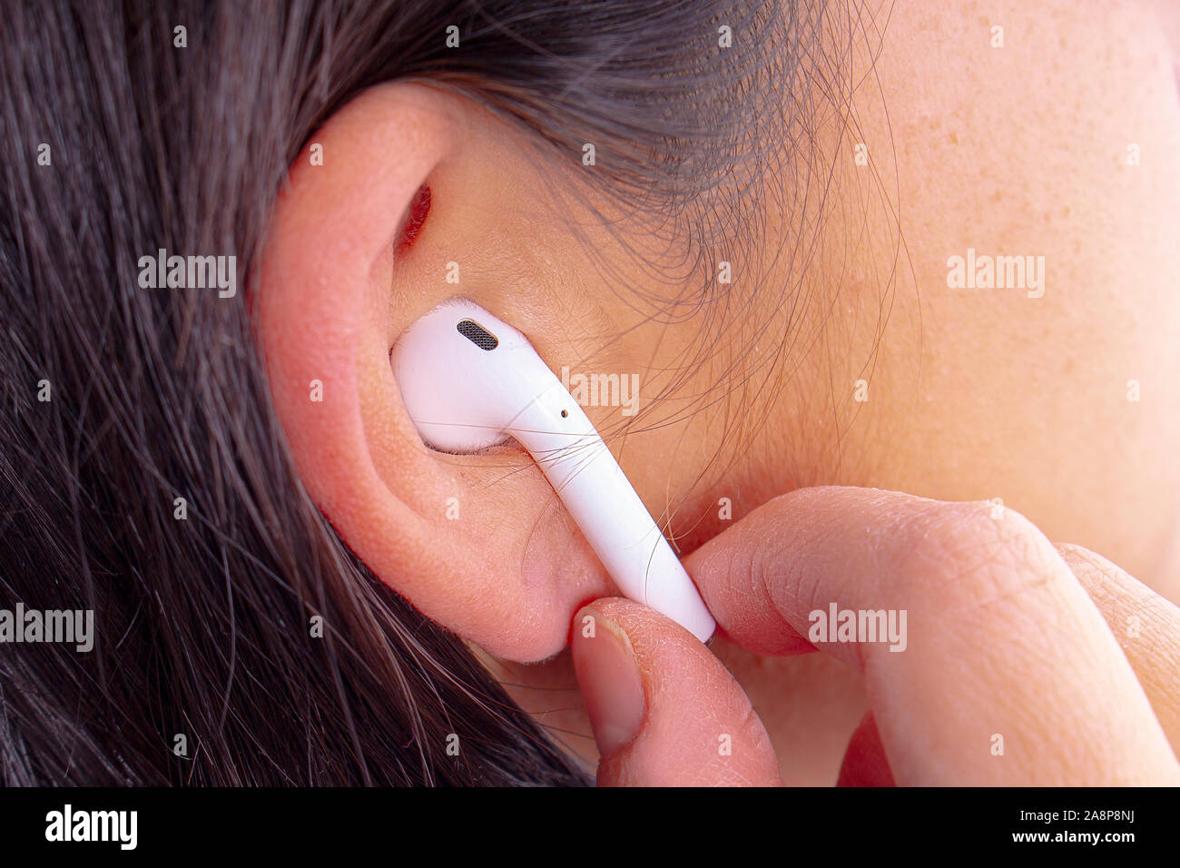 À propos des femmes à porter des écouteurs écouteurs vue horizontale Banque D'Images