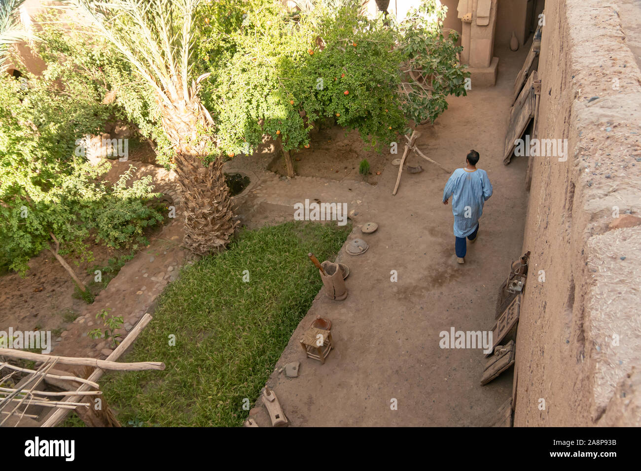 L'homme arabe marche à travers le Kasbah Amridil Skoura, Ouled Yacoub.Maroc. Banque D'Images