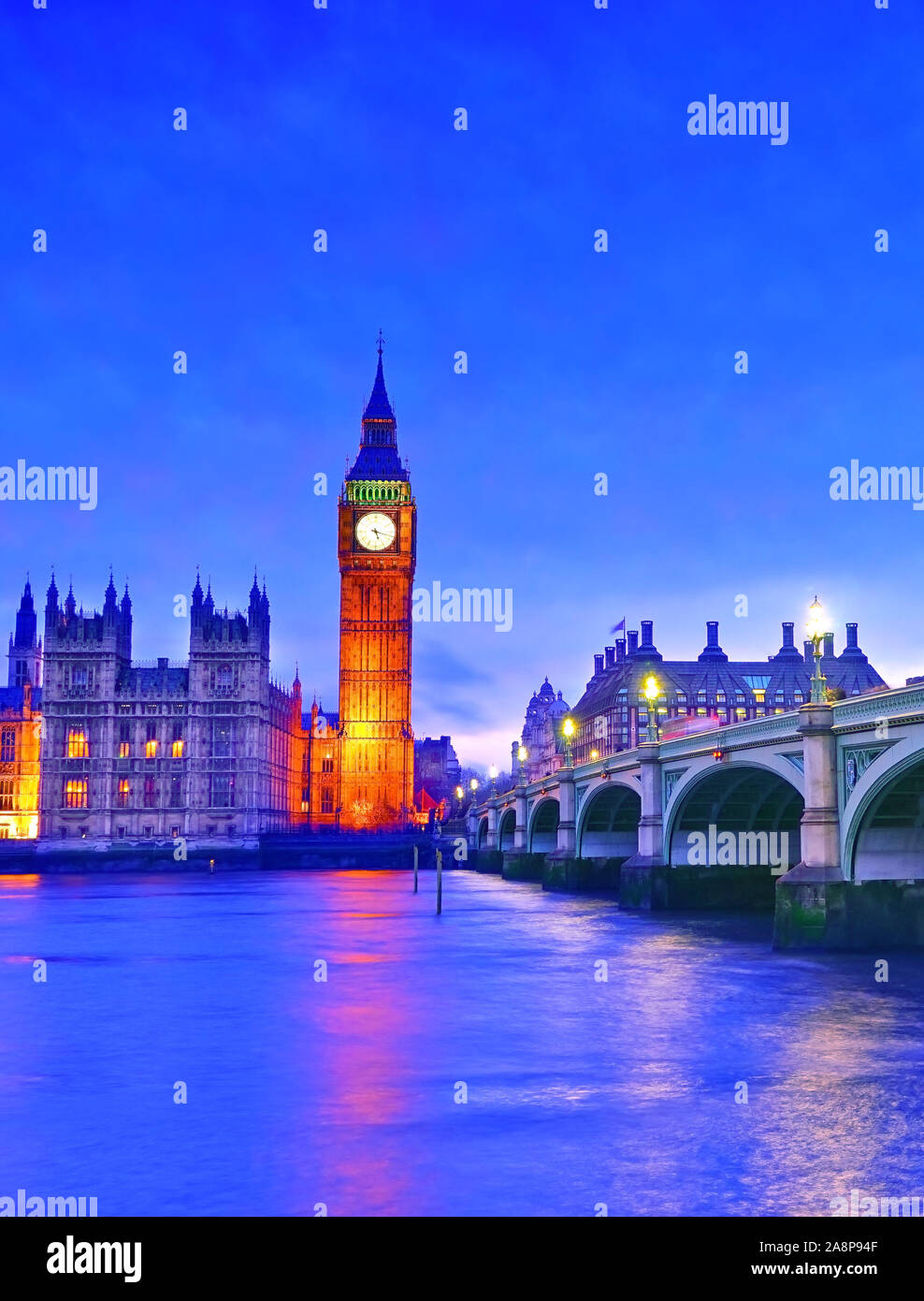 Vue sur le Parlement et le pont Westminster le long de la Tamise à Londres la nuit. Banque D'Images