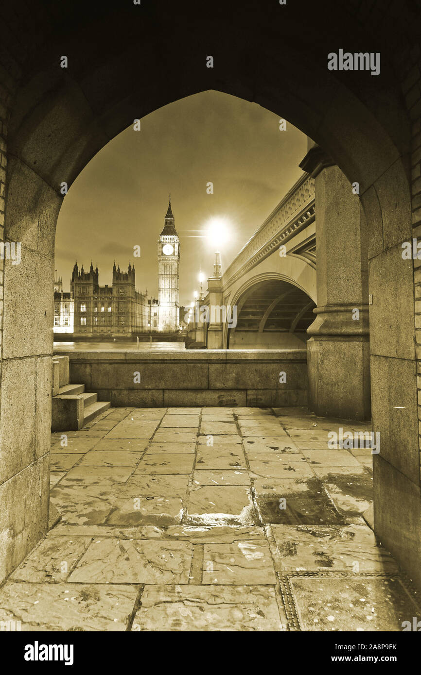 Vue sur les Chambres du Parlement depuis le fond du pont Westminster à Londres la nuit. Banque D'Images
