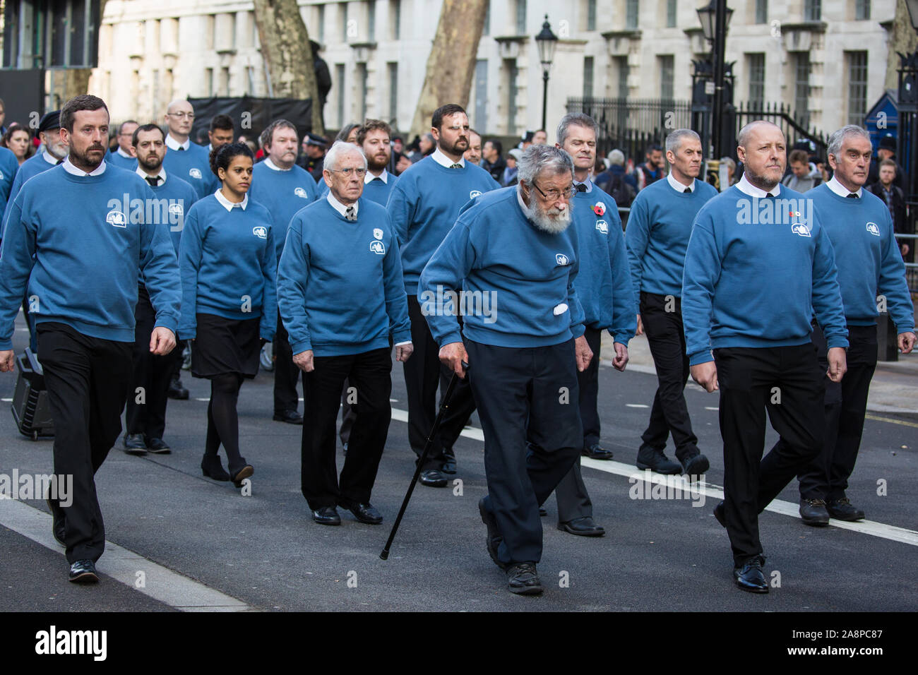 Londres, Royaume-Uni. 10 novembre, 2019. Le personnel des services d'Ex-d'Anciens Combattants pour la paix UK (Royaume-Uni) VFP prendre part à la cérémonie du souvenir dimanche au cénotaphe. VFP UK a été fondée en 2011 et travaille à influencer la politique étrangère et de défense du Royaume-Uni pour l'objectif plus général de la paix mondiale. Credit : Mark Kerrison/Alamy Live News Banque D'Images