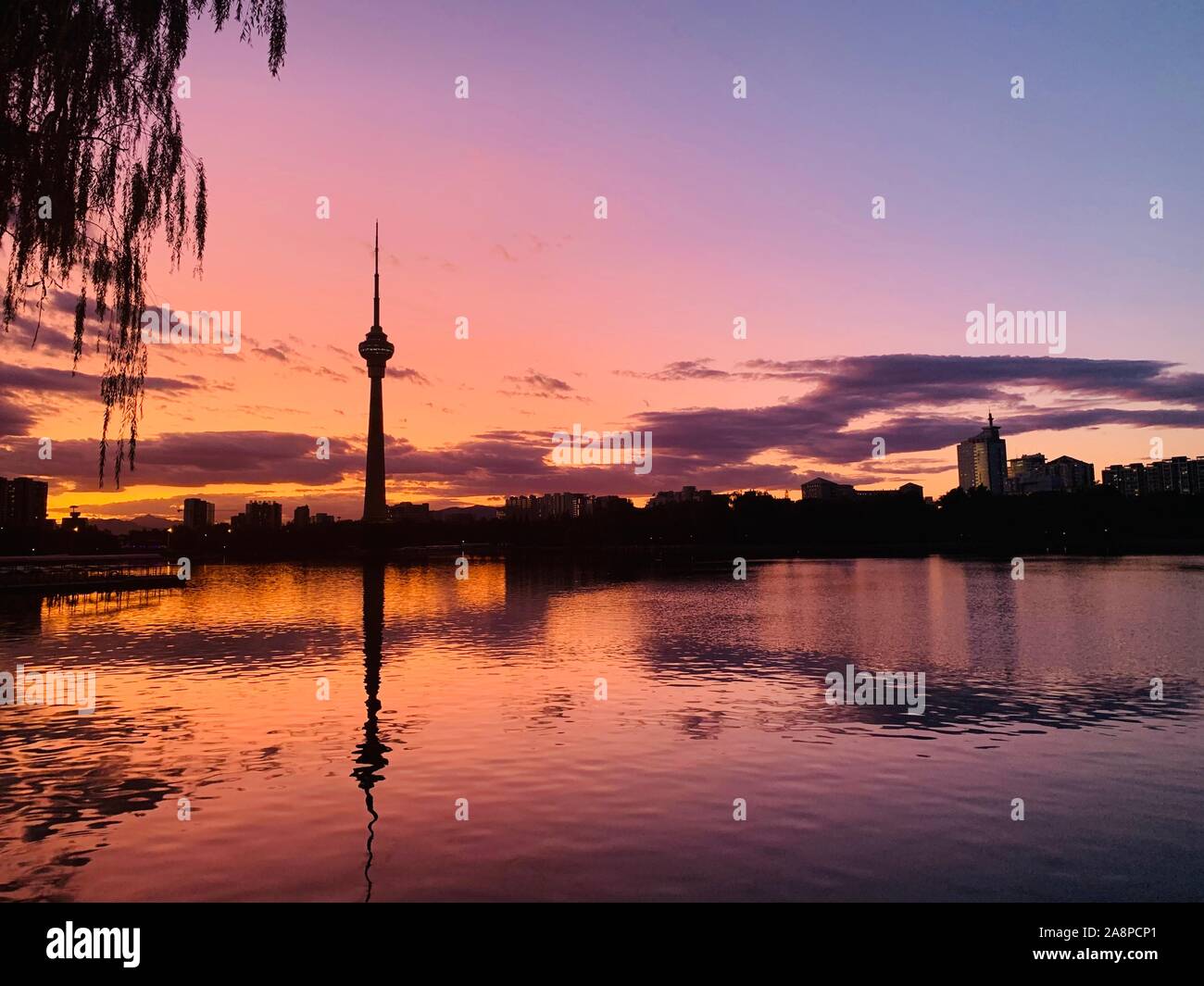 Beijing, Chine. Août 29, 2019. Photo Mobile montre la tour de la télévision centrale à Beijing, capitale de Chine, le 29 août 2019. Credit : Pan Siwei/Xinhua/Alamy Live News Banque D'Images