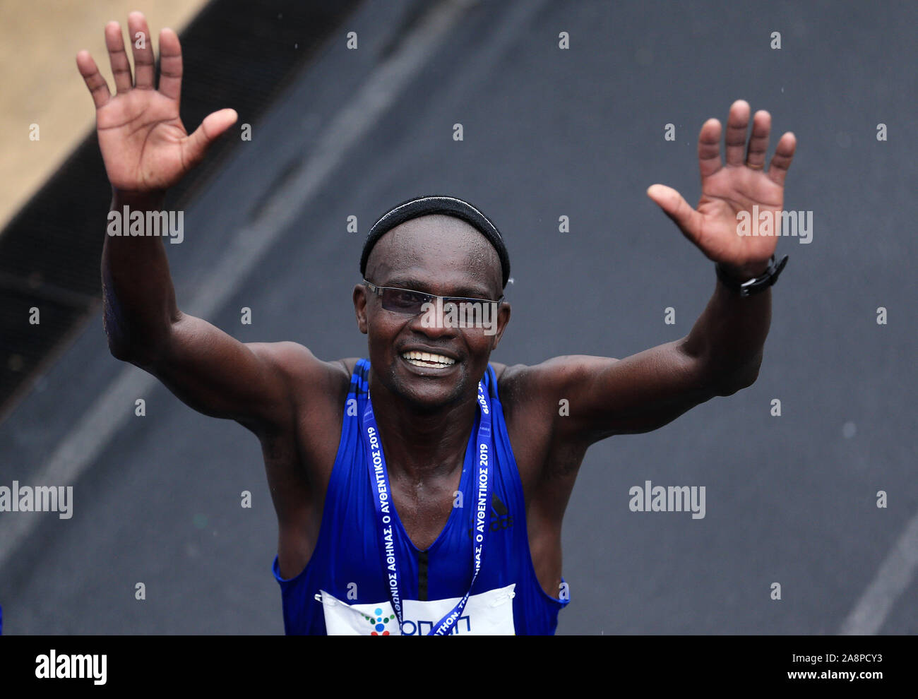 Athènes, Grèce. 10 Nov, 2019. John Komen Kipkorir du Kenya célèbre après avoir remporté le 37e Marathon d'Athènes à Athènes, Grèce, le 10 novembre 2019. Credit : Marios Lolos/Xinhua/Alamy Live News Banque D'Images