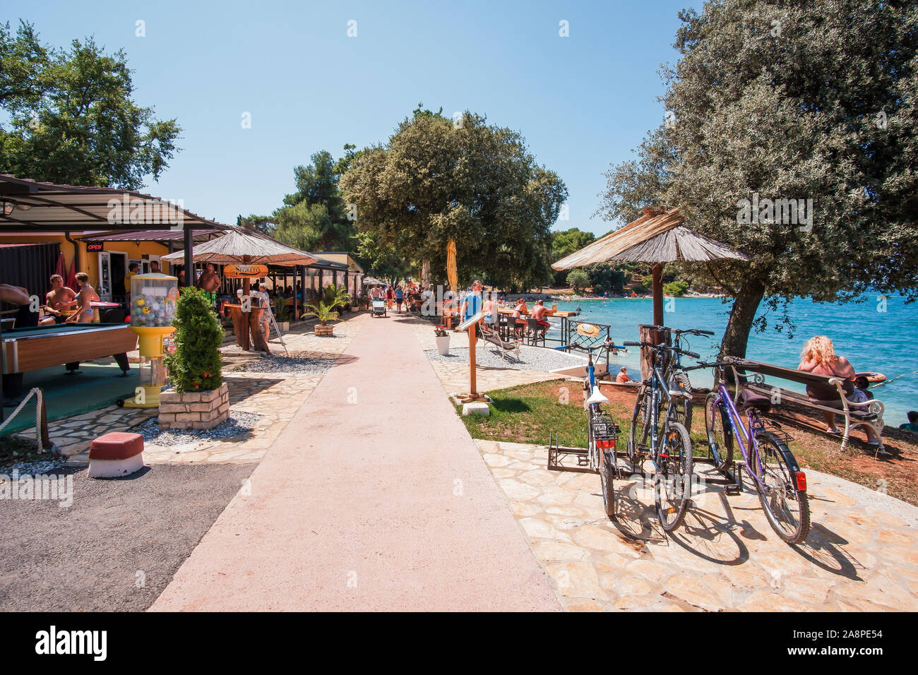 Vrsar, Croatie, le 3 août 2019, vue de la mer et des restaurants, les rues du vieux Vrsar Banque D'Images