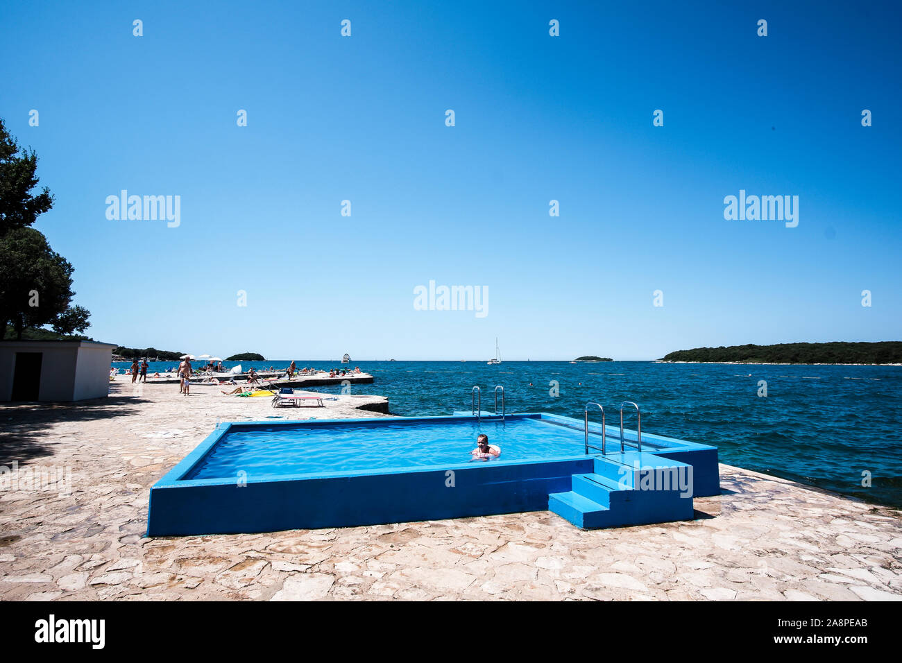 Vrsar, Croatie, le 3 août 2019, vue sur la mer, des plages, des piscines et de la baie Banque D'Images