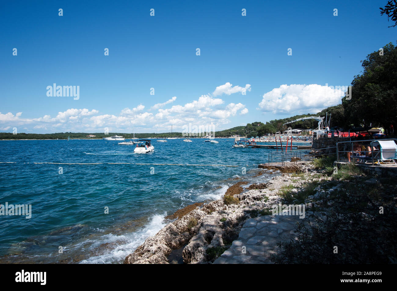 Vrsar, Croatie, le 3 août 2019, vue sur la mer, des plages, des piscines et de la baie Banque D'Images
