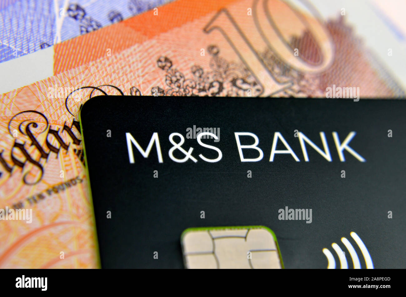 M&S Carte de crédit de la banque et de l'argent à l'arrière-plan flou. Photo avec mise au point sélective. Banque D'Images
