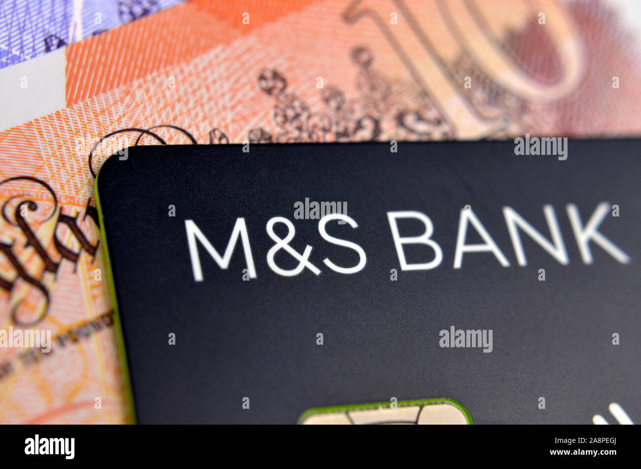 M&S Carte de crédit de la banque et de l'argent à l'arrière-plan flou. Photo avec mise au point sélective. Banque D'Images